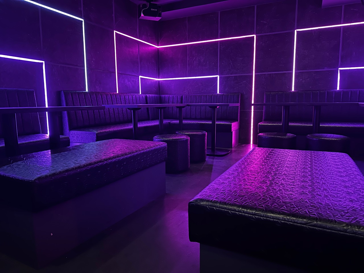 六本木でシーシャを楽しめるNEW Reviveの店内