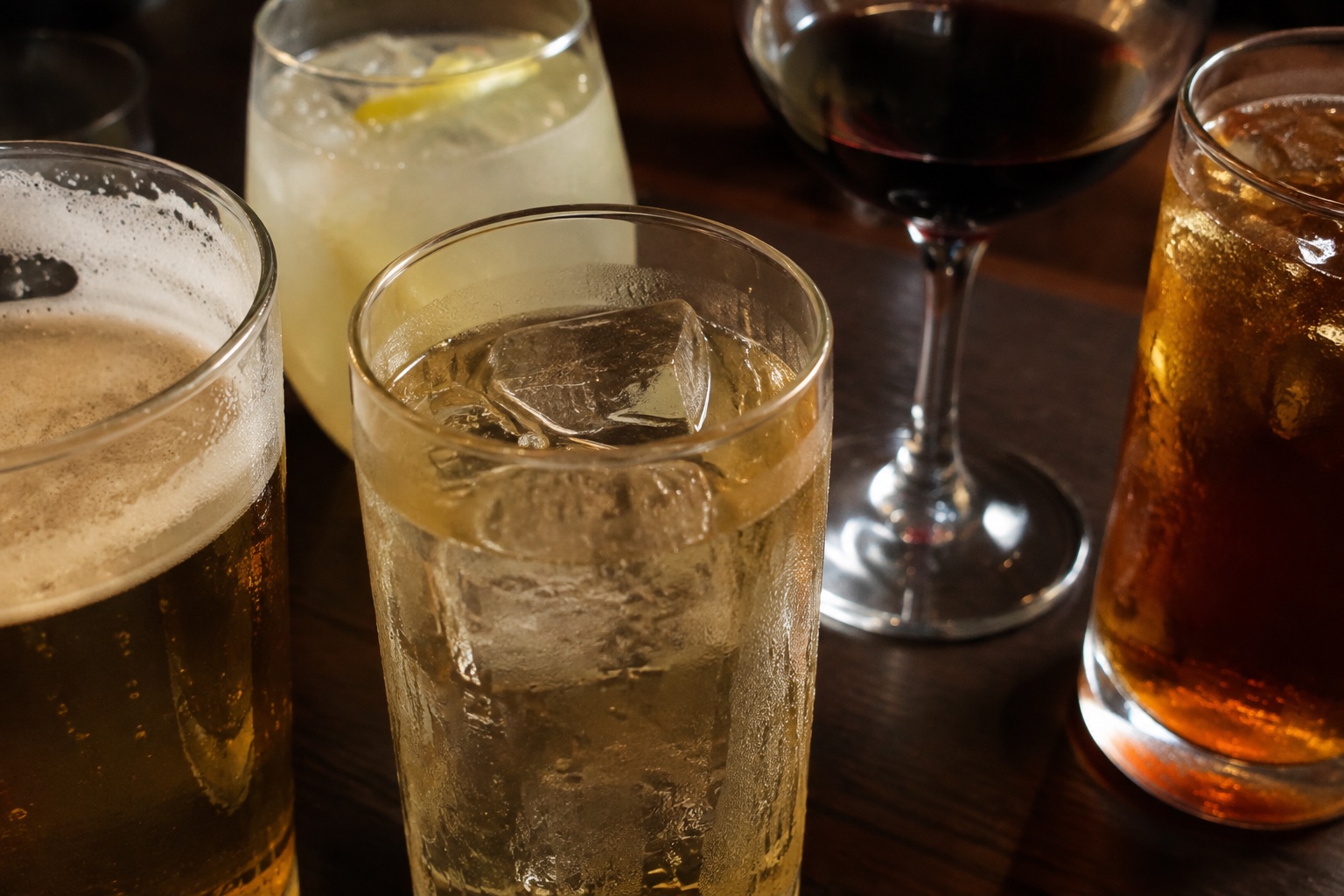 二次会ライトの飲み放題を表すドリンク5種類の生成イメージ。料理は含まれません。
